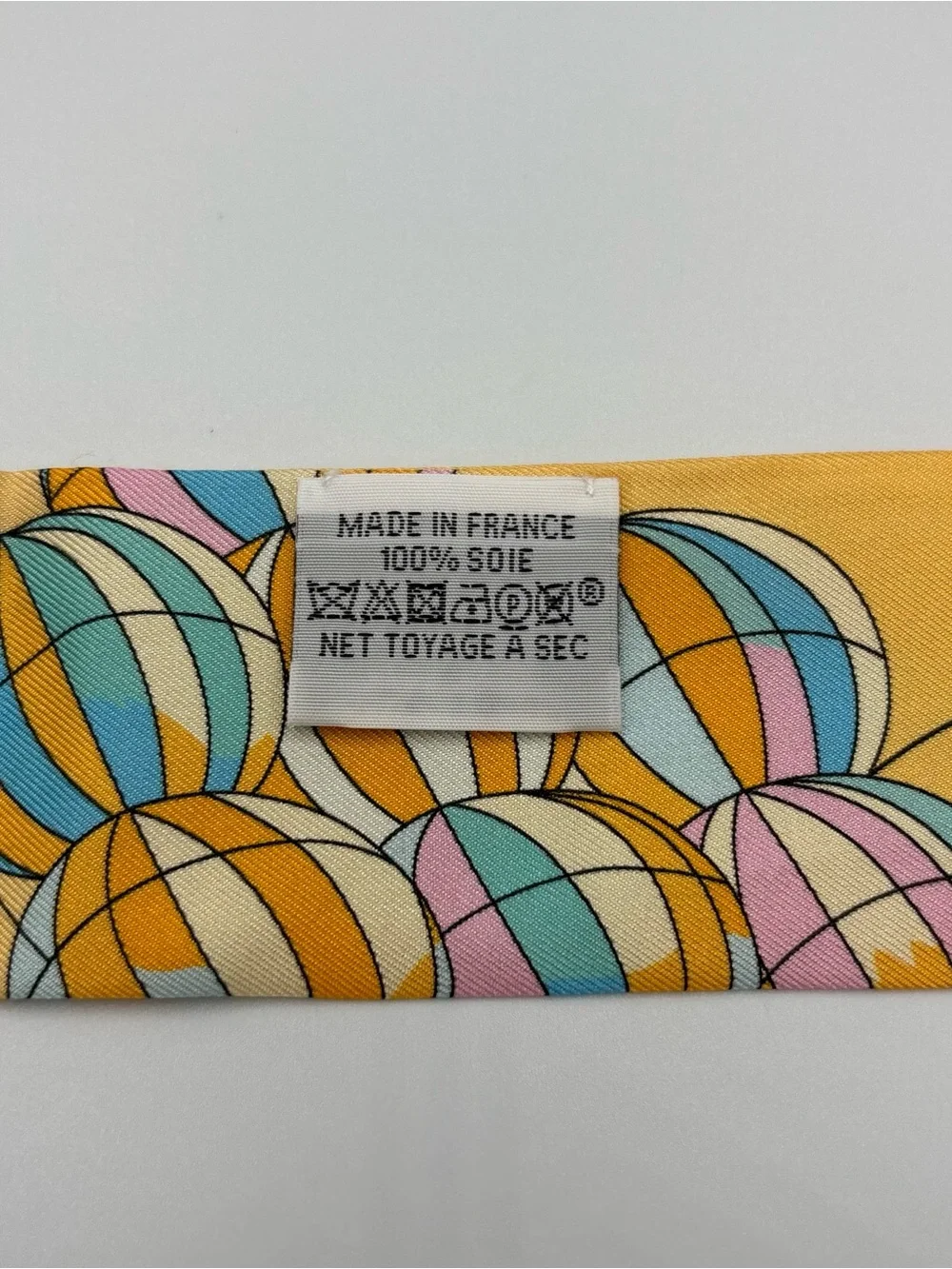 Hermès Twilly Les Folies du Ciel Silk Scarf Yellow Cream Hot Air Balloon - Picture 5 of 6
